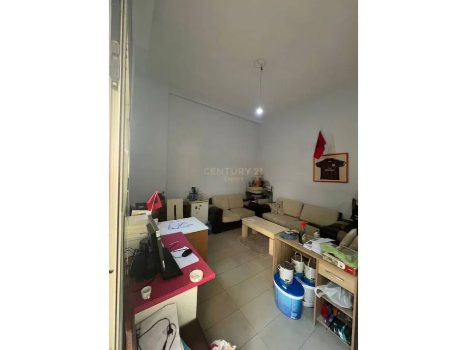 Tirane, jepet me qera dyqan Kati 0, 36 m² 200 € (Astir)