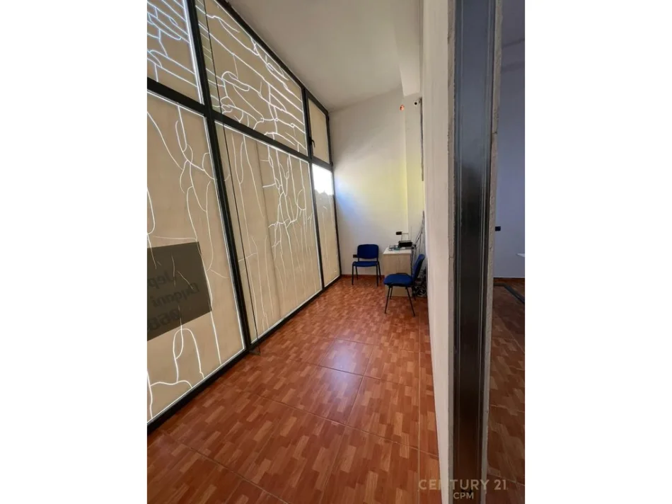 Tirane, jepet me qera zyre Kati 2, 102 m² 1.000 € (mbrapa Viles Gold)
