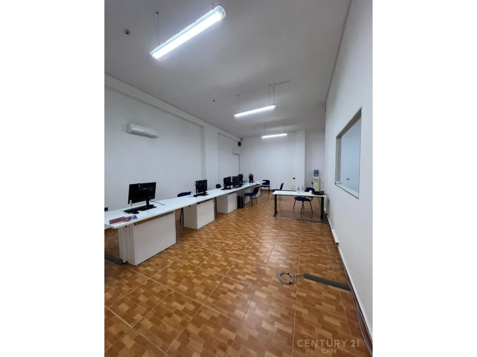 Tirane, jepet me qera zyre Kati 2, 102 m² 1.000 € (mbrapa Viles Gold)