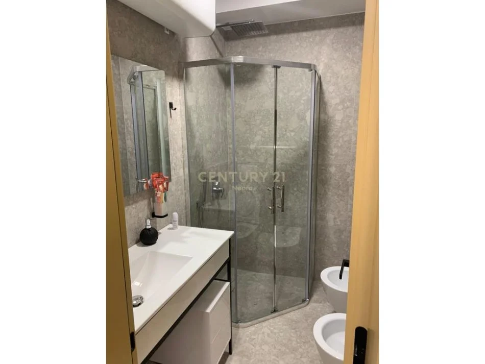 Tirane, jepet me qera apartament 1+1+Ballkon Kati 6, 73 m² 600 € (kodra e diellit)