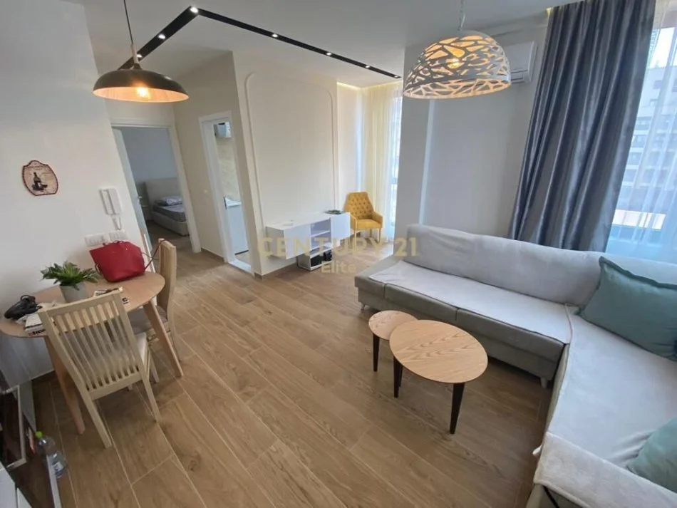 Tirane, jepet me qera apartament 1+1+Ballkon Kati 7, 60 m² 830 € (rruga e barrikadave)