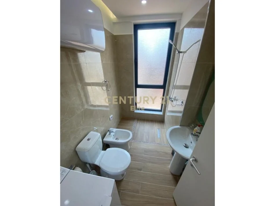 Tirane, jepet me qera apartament 1+1+Ballkon Kati 7, 60 m² 830 € (rruga e barrikadave)