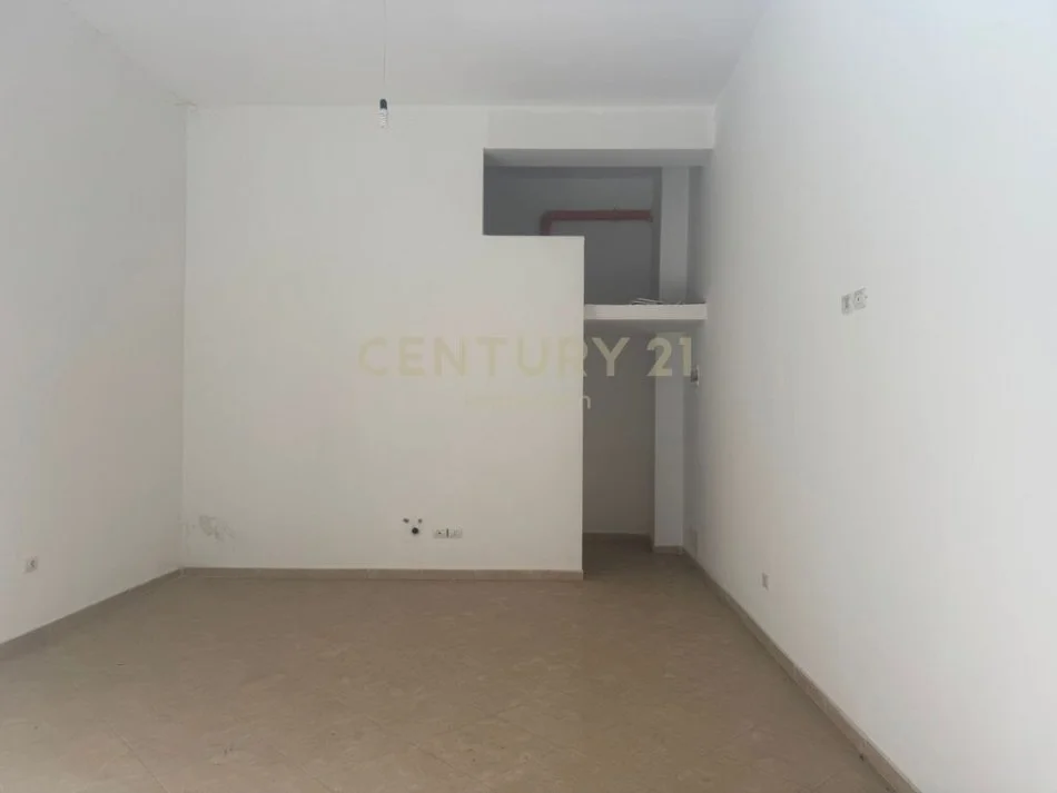 Tirane, shitet Kati 0, 38 m² 80.000 € (misto mame)