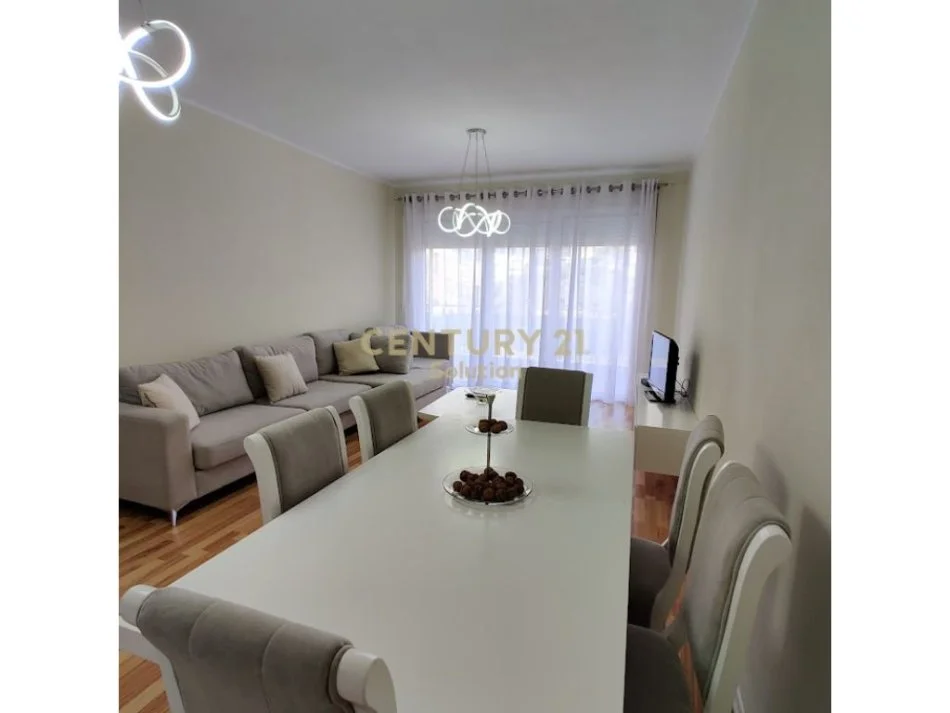 Tirane, jepet me qera apartament 2+1+Ballkon Kati 2, 120 m² 700 € (kopshti zoologjik)