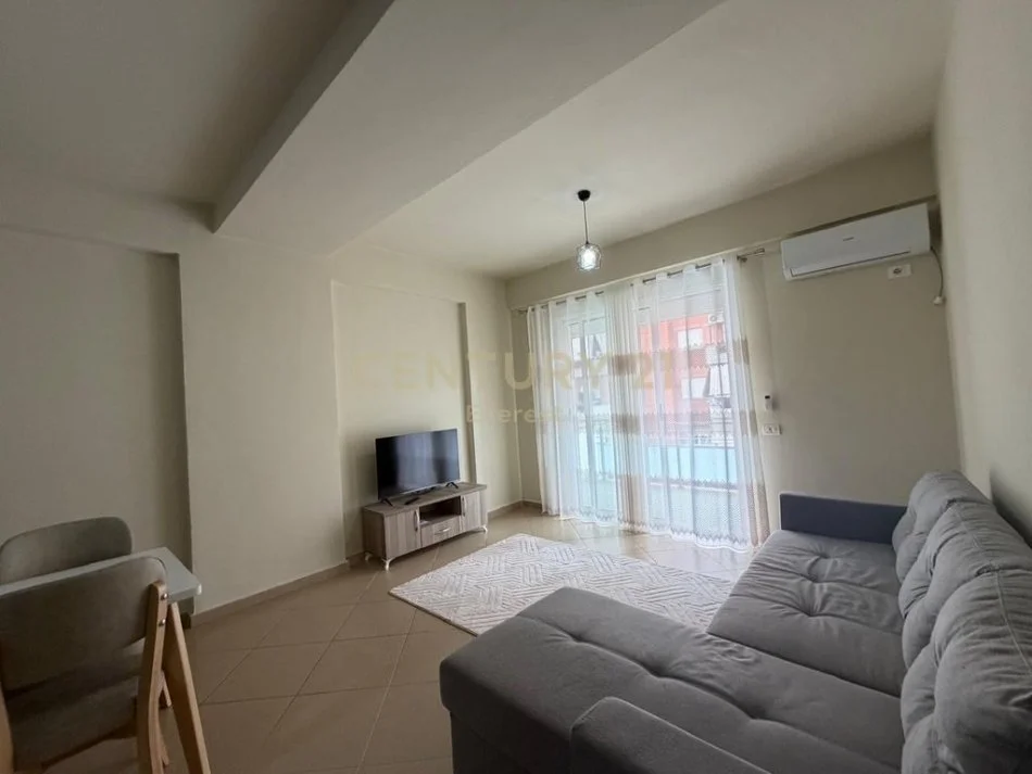Tirane, jepet me qera apartament 2+1+Ballkon Kati 4, 100 m² 600 € (pallati me shigjeta)