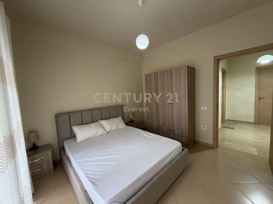 Tirane, jepet me qera apartament 2+1+Ballkon Kati 4, 100 m² 600 € (pallati me shigjeta)