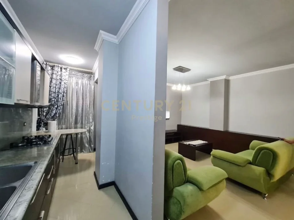 Tirane, jepet me qera apartament 2+1+Aneks+Ballkon Kati 5, 101 m² 500 € (tek Vilat Gjermane)