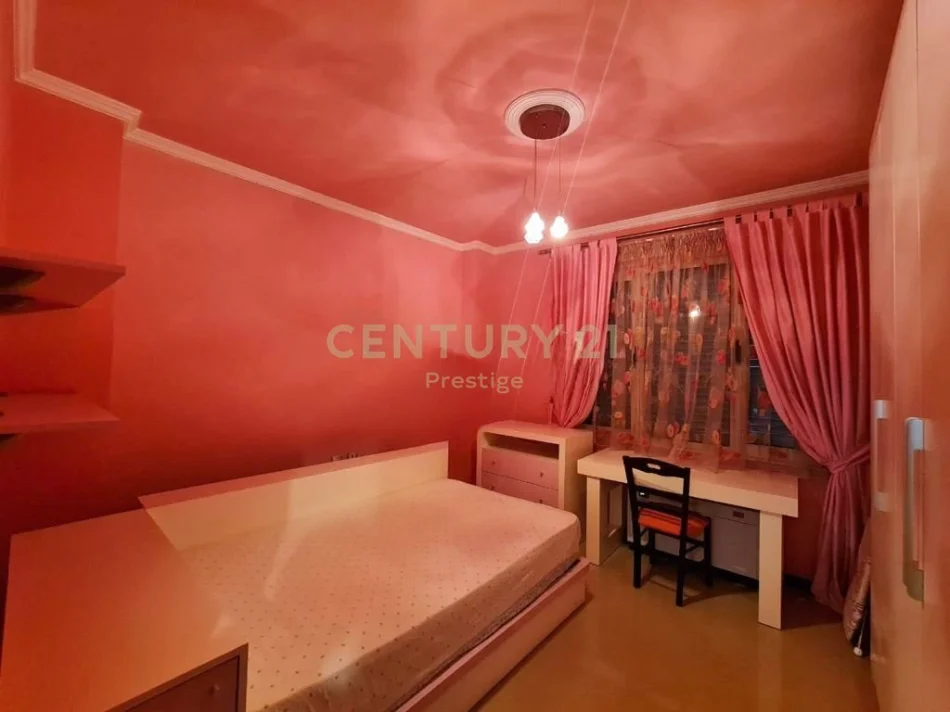 Tirane, jepet me qera apartament 2+1+Aneks+Ballkon Kati 5, 101 m² 500 € (tek Vilat Gjermane)