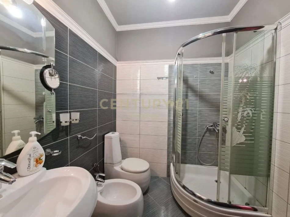 Tirane, jepet me qera apartament 2+1+Aneks+Ballkon Kati 5, 101 m² 500 € (tek Vilat Gjermane)