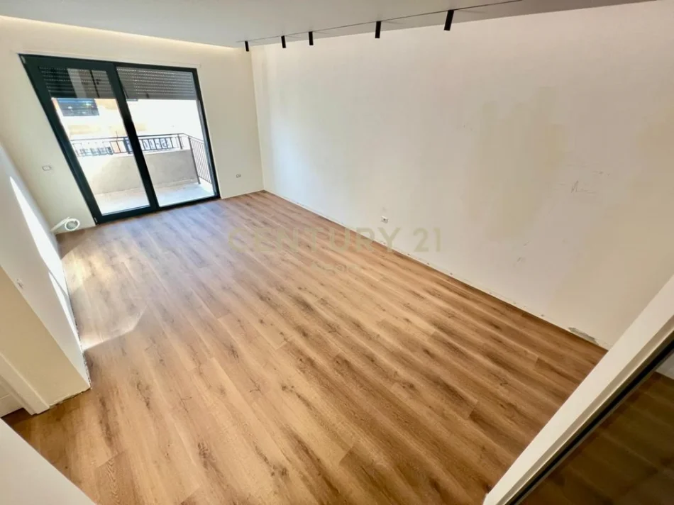 Tirane, shitet 2+1+Ballkon Kati 3, 118 m² (liqeni i thate)