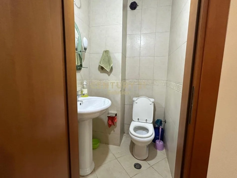 Tirane, jepet me qera apartament 1+1 Kati 6, 60 m² 530 € (Komuna e Parisit)