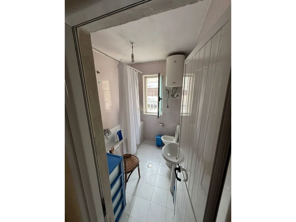 Tirane, shitet apartament 1+1 Kati 5, 50 m² 100.000 € (Prane Shkolles 1 maj , Ali Demi)