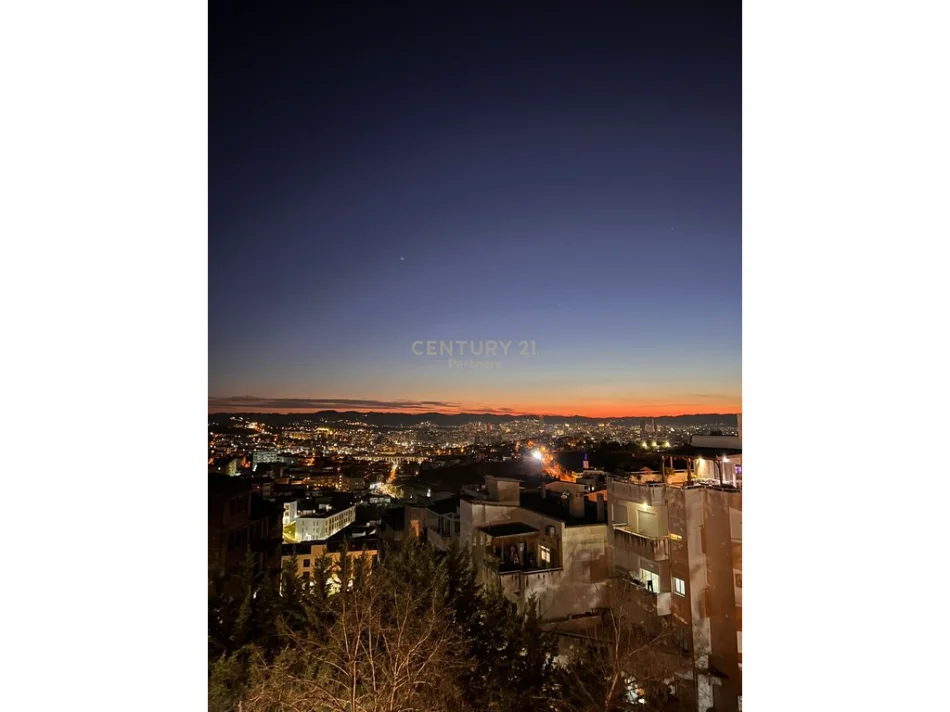 Tirane, shitet apartament 3+1 Kati 4, 157 m² 195.000 € (Fresku)