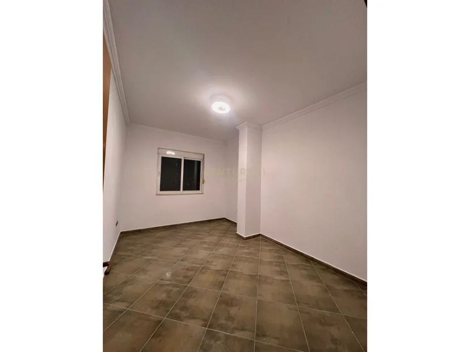 Tirane, shitet apartament 3+1 Kati 4, 157 m² 195.000 € (Fresku)