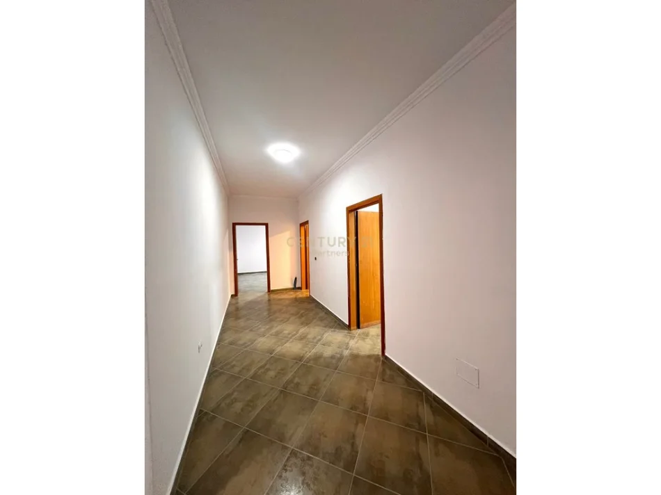 Tirane, shitet apartament 3+1 Kati 4, 157 m² 195.000 € (Fresku)