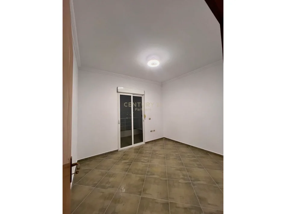Tirane, shitet apartament 3+1 Kati 4, 157 m² 195.000 € (Fresku)
