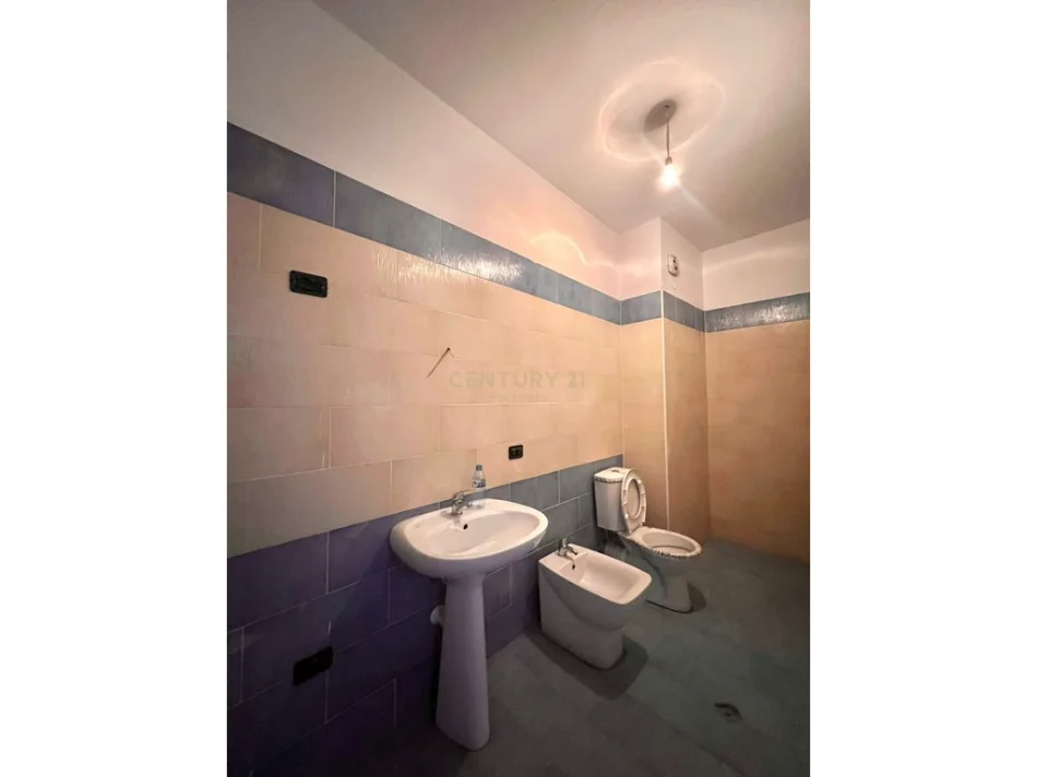 Tirane, shitet apartament 3+1 Kati 4, 157 m² 195.000 € (Fresku)