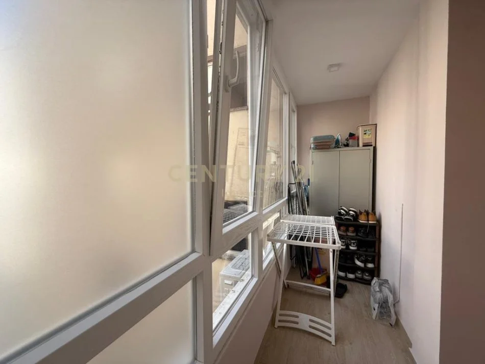 Tirane, jepet me qera apartament 1+1 Kati 3, 65 m² 500 € (laprake)