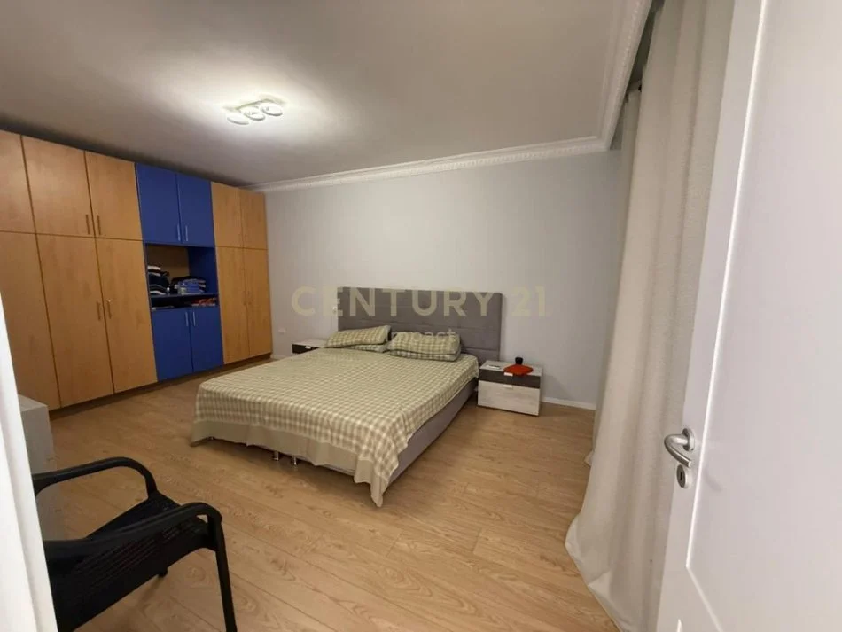 Tirane, jepet me qera apartament 1+1 Kati 3, 65 m² 500 € (laprake)