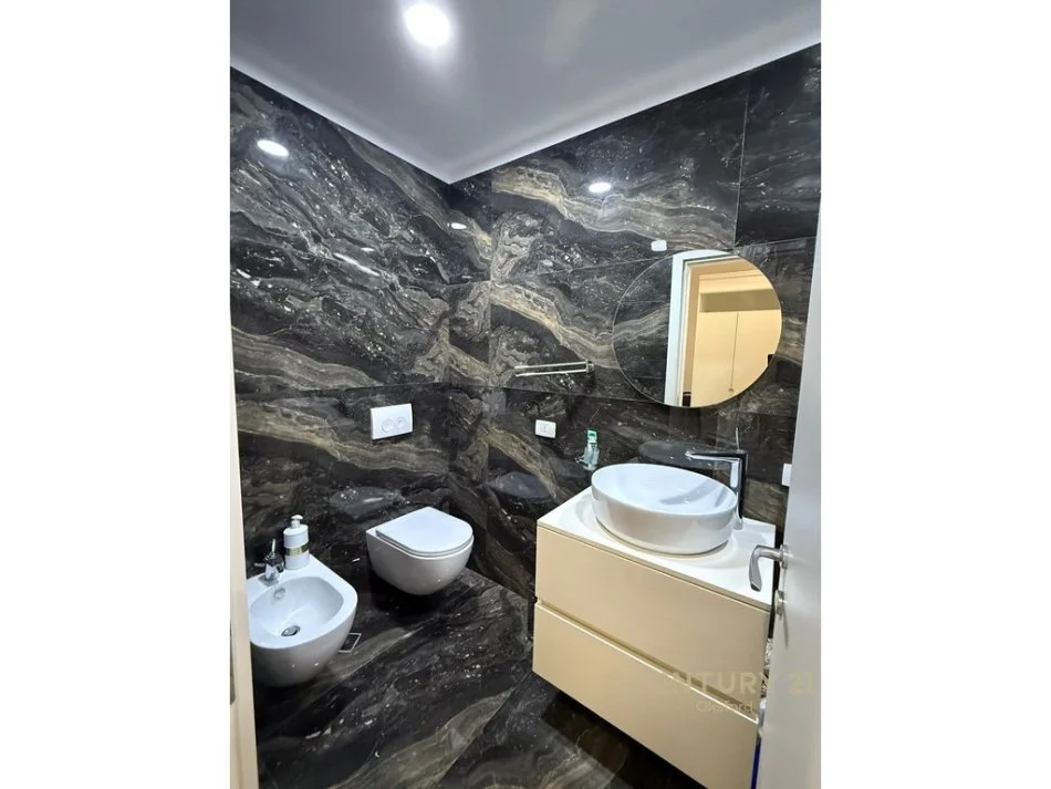 Tirane, jepet me qera apartament 2+1+Ballkon Kati 2, 116 m² 800 € (ish fusha aviacionit)