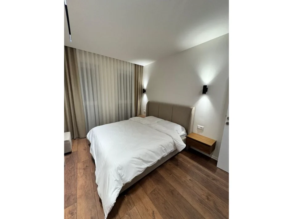 Tirane, jepet me qera apartament 2+1 Kati 3, 79 m² 850 € (Xhamllik)