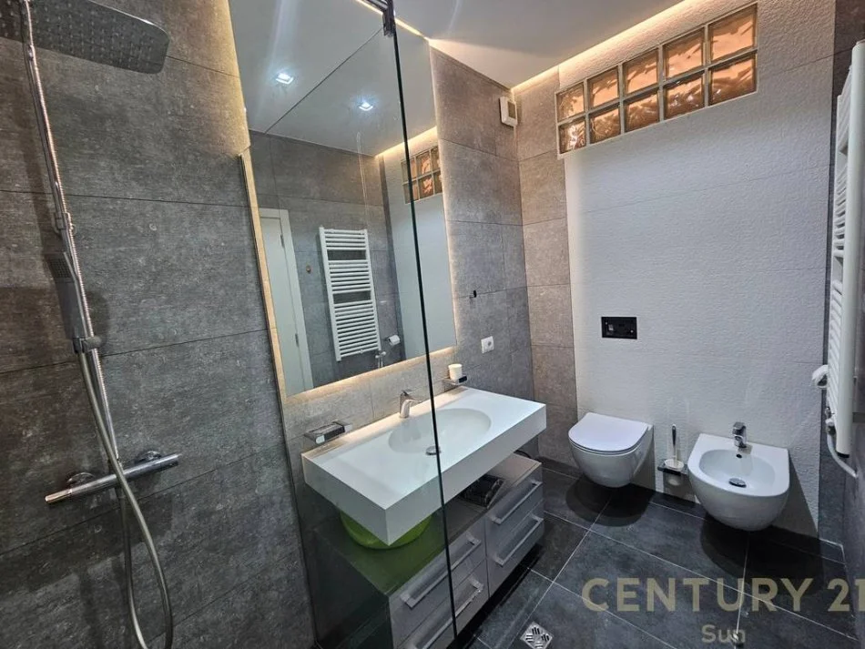 Tirane, jepet me qera apartament 3+1+Ballkon Kati 3, 145 m² 1.000 € (kopshti botanik)