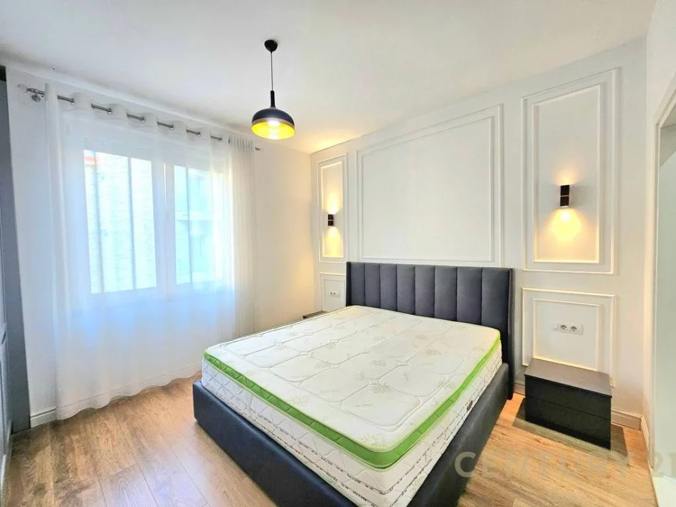 Tirane, jepet me qera apartament 3+1+Ballkon Kati 3, 145 m² 1.000 € (kopshti botanik)