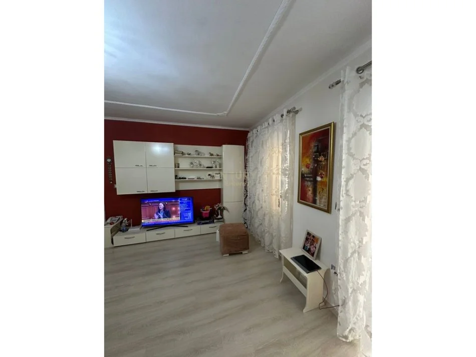 Tirane, jepet me qera apartament 2+1+Aneks+Ballkon Kati 2, 90 m² 800 € (Myslym Shyri)