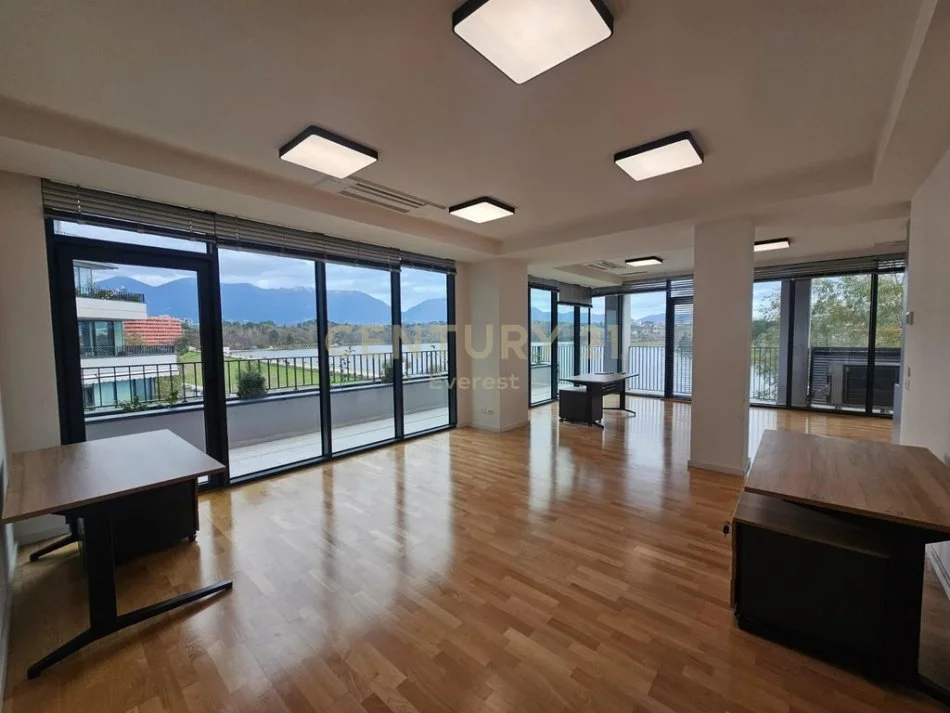 Tirane, jepet me qera zyre Kati 3, 179 m² 4.000 € (liqeni i tiranes lake view)
