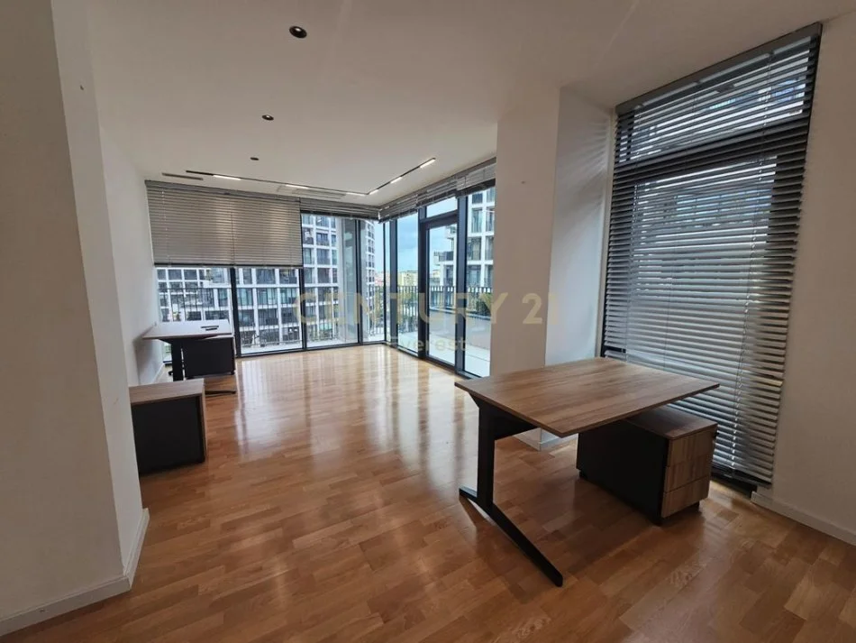 Tirane, jepet me qera zyre Kati 3, 179 m² 4.000 € (liqeni i tiranes lake view)