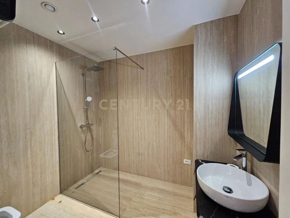 Tirane, jepet me qera zyre Kati 3, 179 m² 4.000 € (liqeni i tiranes lake view)