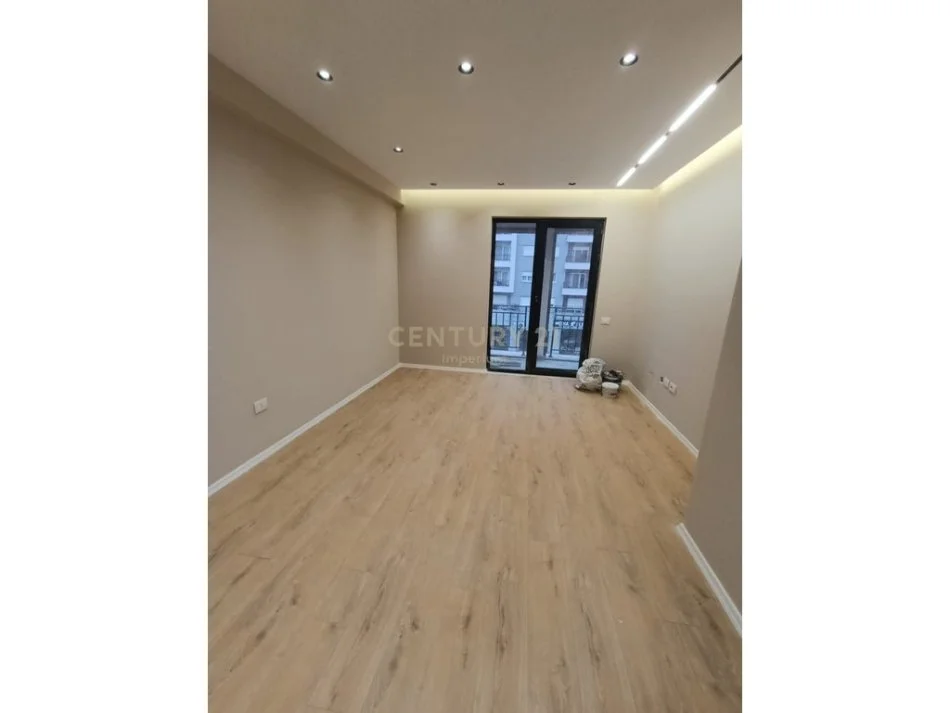 Tirane, jepet me qera apartament 1+1 , 62 m² 450 € (urban gate astiri)