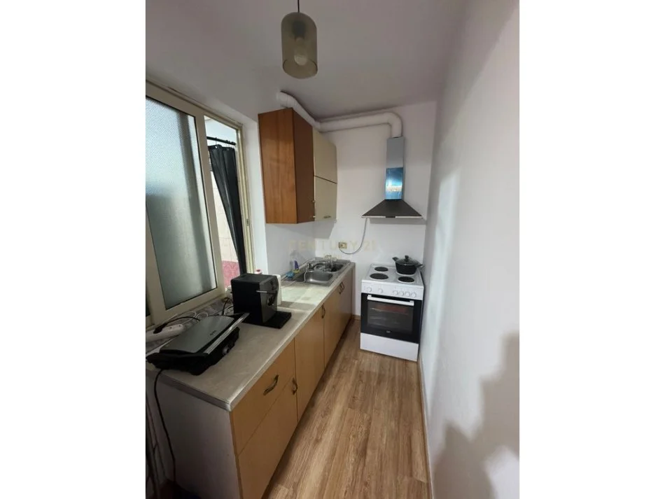 Tirane, jepet me qera apartament 1+1 Kati 1, 60 m² 500 € (ish parku)
