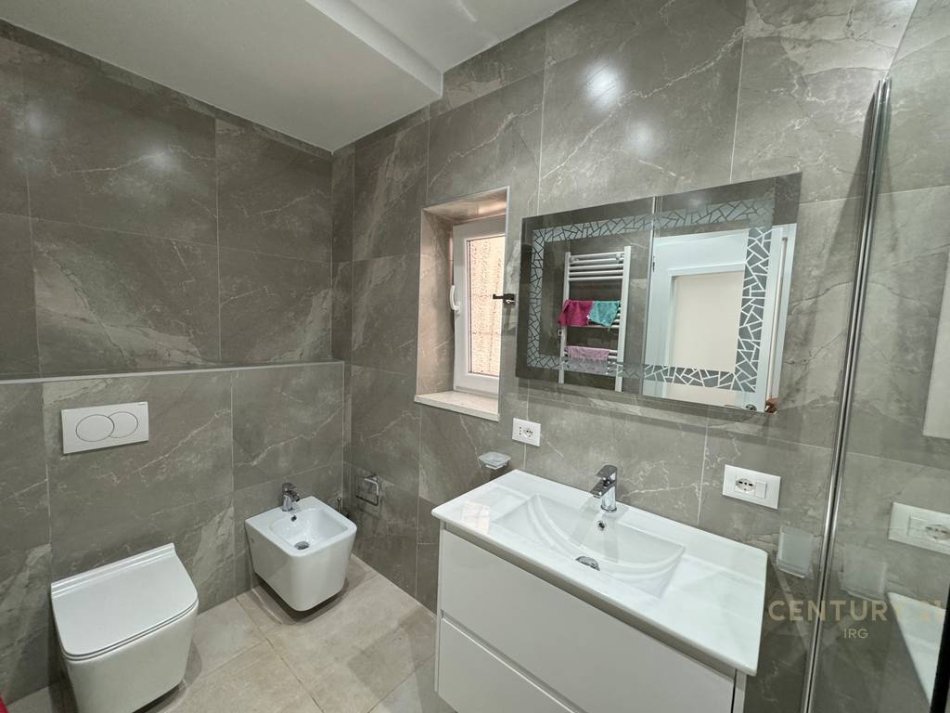 Tirane, jepet me qera apartament 2+1 Kati 2, 75 m² 700 € (Bulevardi Zogu I)