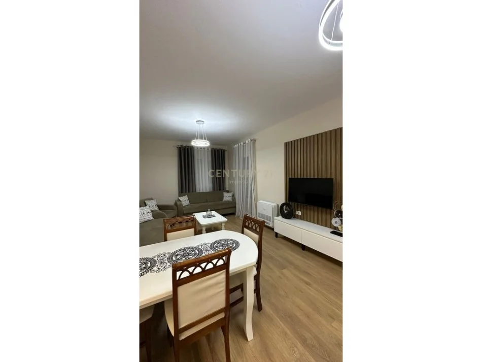 Tirane, jepet me qera apartament 1+1+Ballkon Kati 3, 70 m² 600 € (5 maji)
