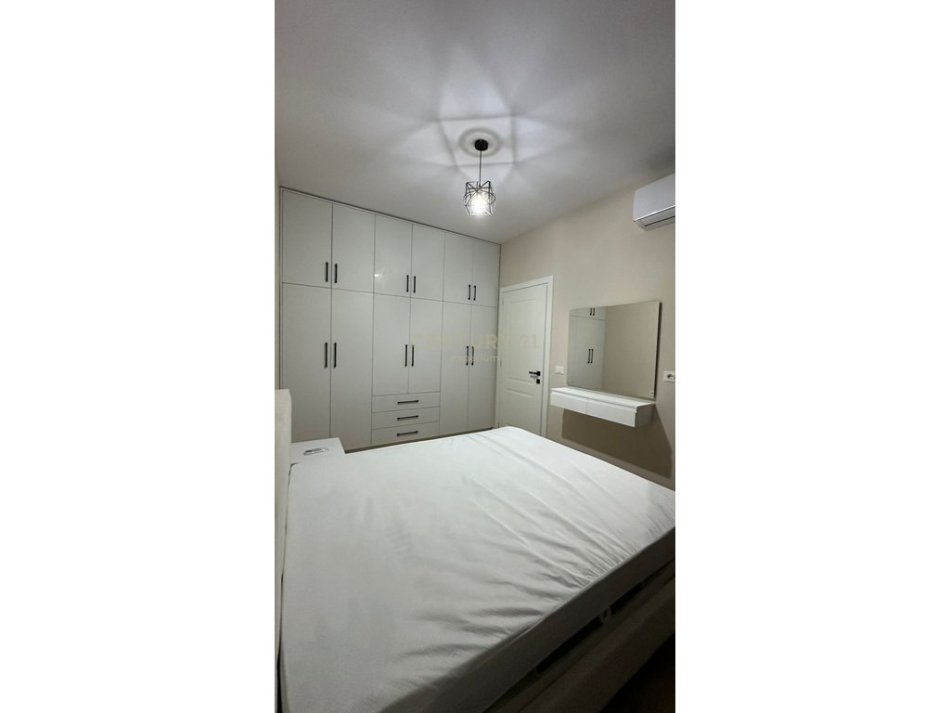 Tirane, jepet me qera apartament 1+1 Kati 3, 600 € (Rruga 5 Maji)