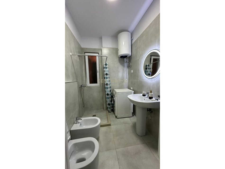 Tirane, jepet me qera apartament 1+1 Kati 3, 600 € (Rruga 5 Maji)