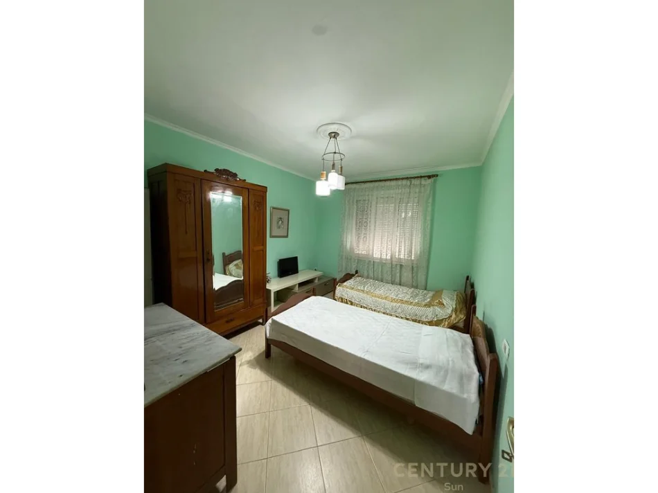 Tirane, shitet apartament 3+1 Kati 2, 100 m² (Petro Nini Luarasi)