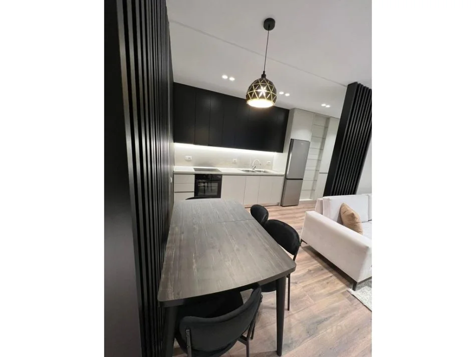 Tirane, jepet me qera apartament 2+1+Ballkon Kati 7, 84 m² 700 € (ish fusha e aviacionit)