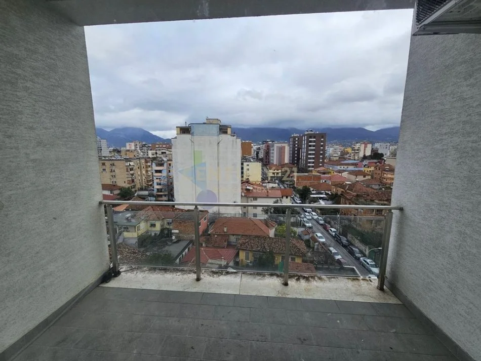 Tirane, jepet me qera apartament 1+1 Kati 1, 60 m² 600 € (Shkolla e kuqe)