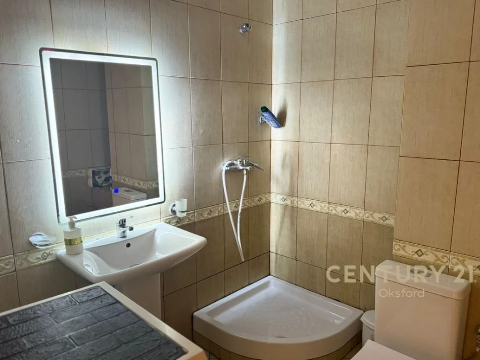 Tirane, jepet me qera apartament 1+1+Ballkon Kati 6, 73 m² 750 € (rruga e barrikadave)