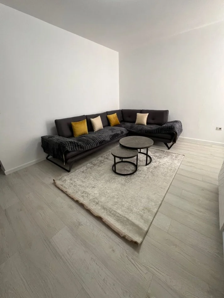 Tirane, jepet me qera apartament 1+1+Aneks+Ballkon Kati 3, 70 m² 680 € (Komuna e Parisit)
