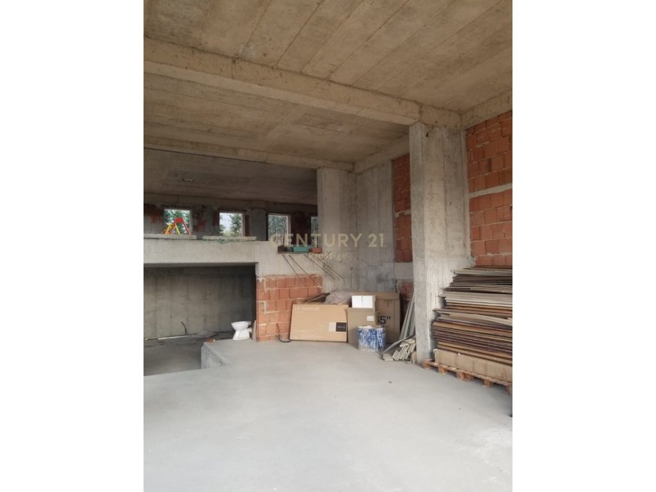 Tirane, jepet me qera ambjent biznesi Kati 1, 200 m² 1.000 € (Shkoze)