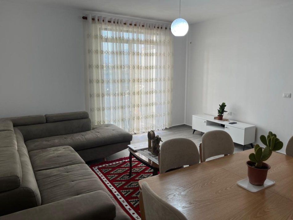 Tirane, jepet me qera apartament 3+1 Kati 3, 120 m² 700 € (Rruga 5 Maji)
