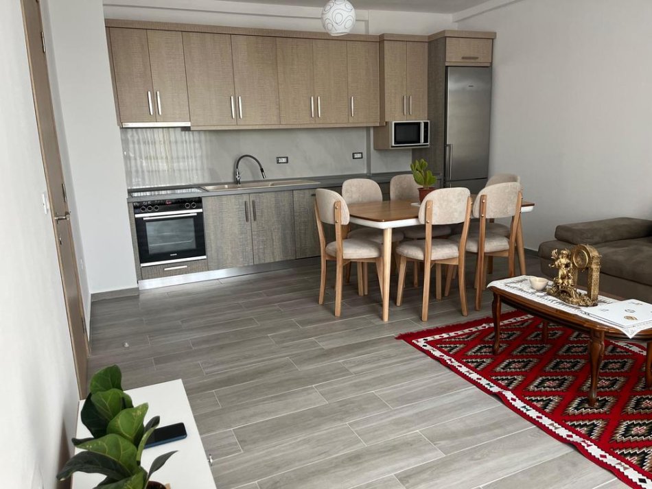 Tirane, jepet me qera apartament 3+1 Kati 3, 120 m² 700 € (Rruga 5 Maji)
