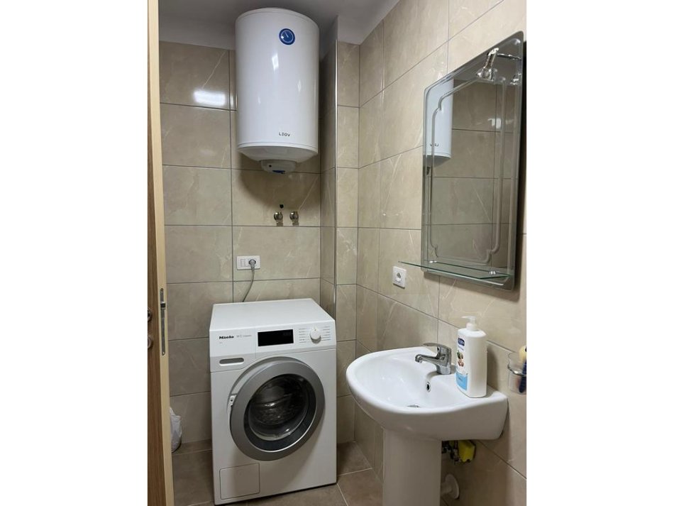 Tirane, jepet me qera apartament 3+1 Kati 3, 120 m² 700 € (Rruga 5 Maji)