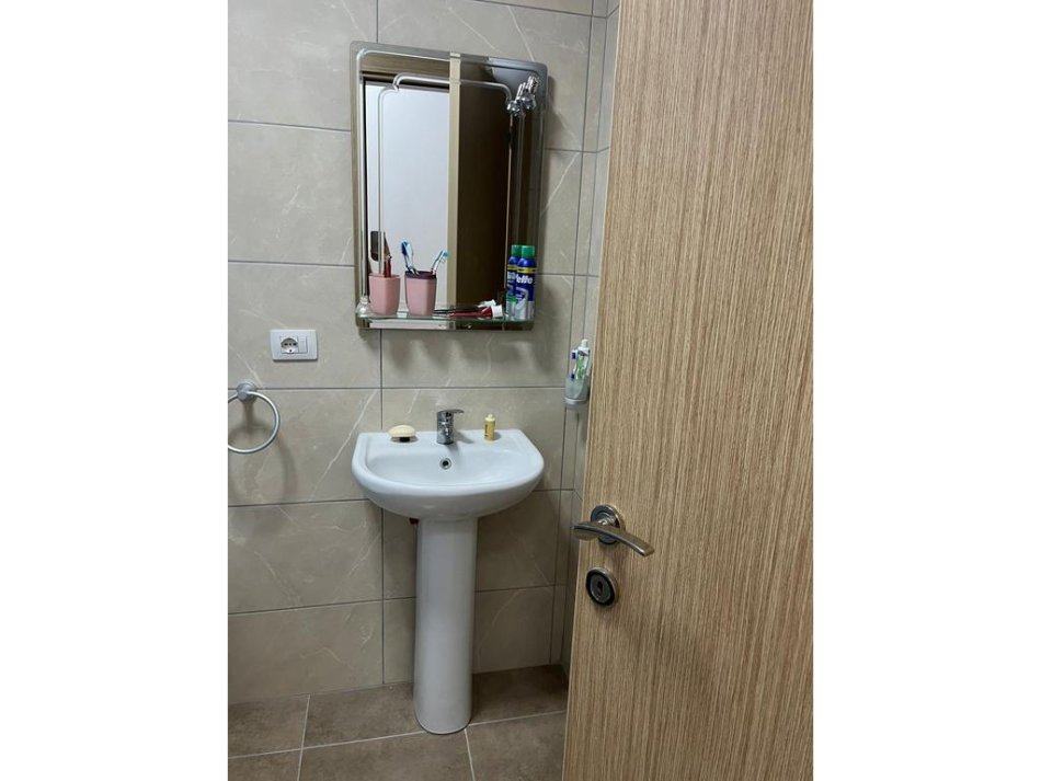 Tirane, jepet me qera apartament 3+1 Kati 3, 120 m² 700 € (Rruga 5 Maji)