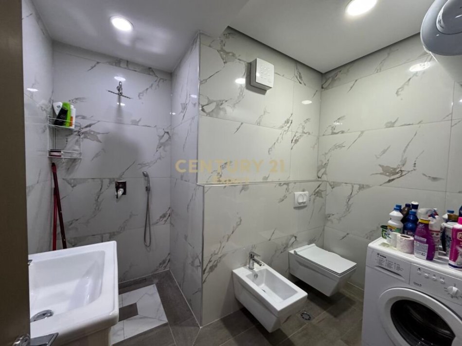 Tirane, jepet me qera apartament 1+1 Kati 3, 100 m² 700 € (Kodra e Diellit)