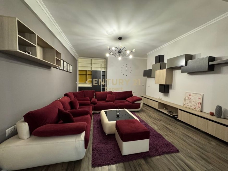 Tirane, jepet me qera apartament 1+1 Kati 3, 100 m² 700 € (Kodra e Diellit)