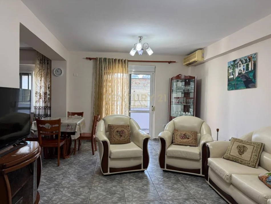 Tirane, jepet me qera apartament 1+1 Kati 4, 94 m² 600 € (ish blloku)